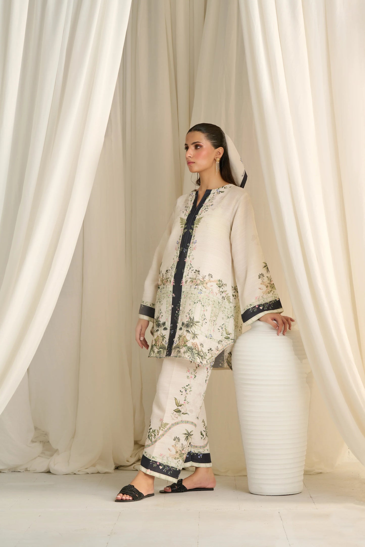 Ivory Noir Garden Set