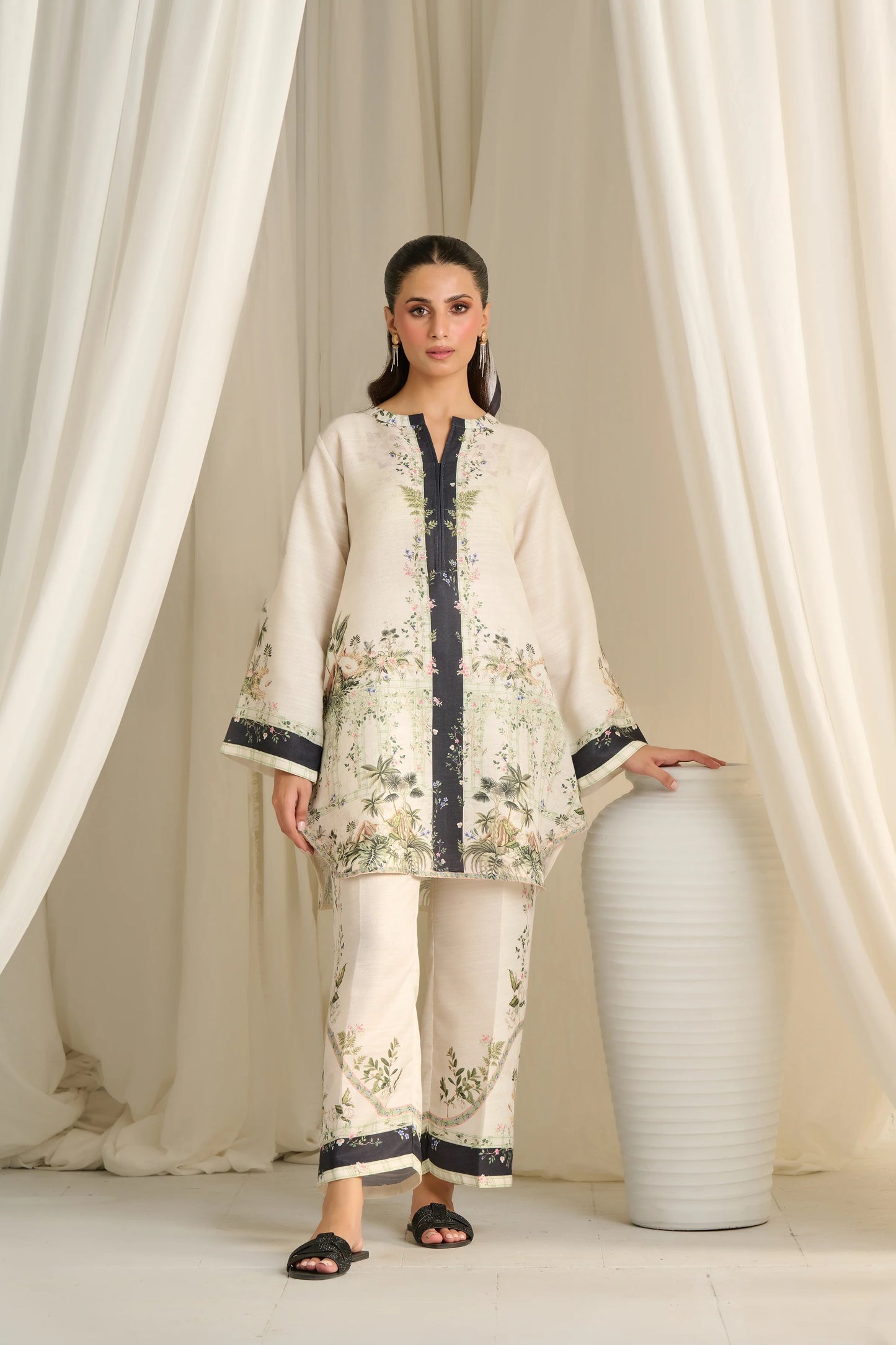 Ivory Noir Garden Set