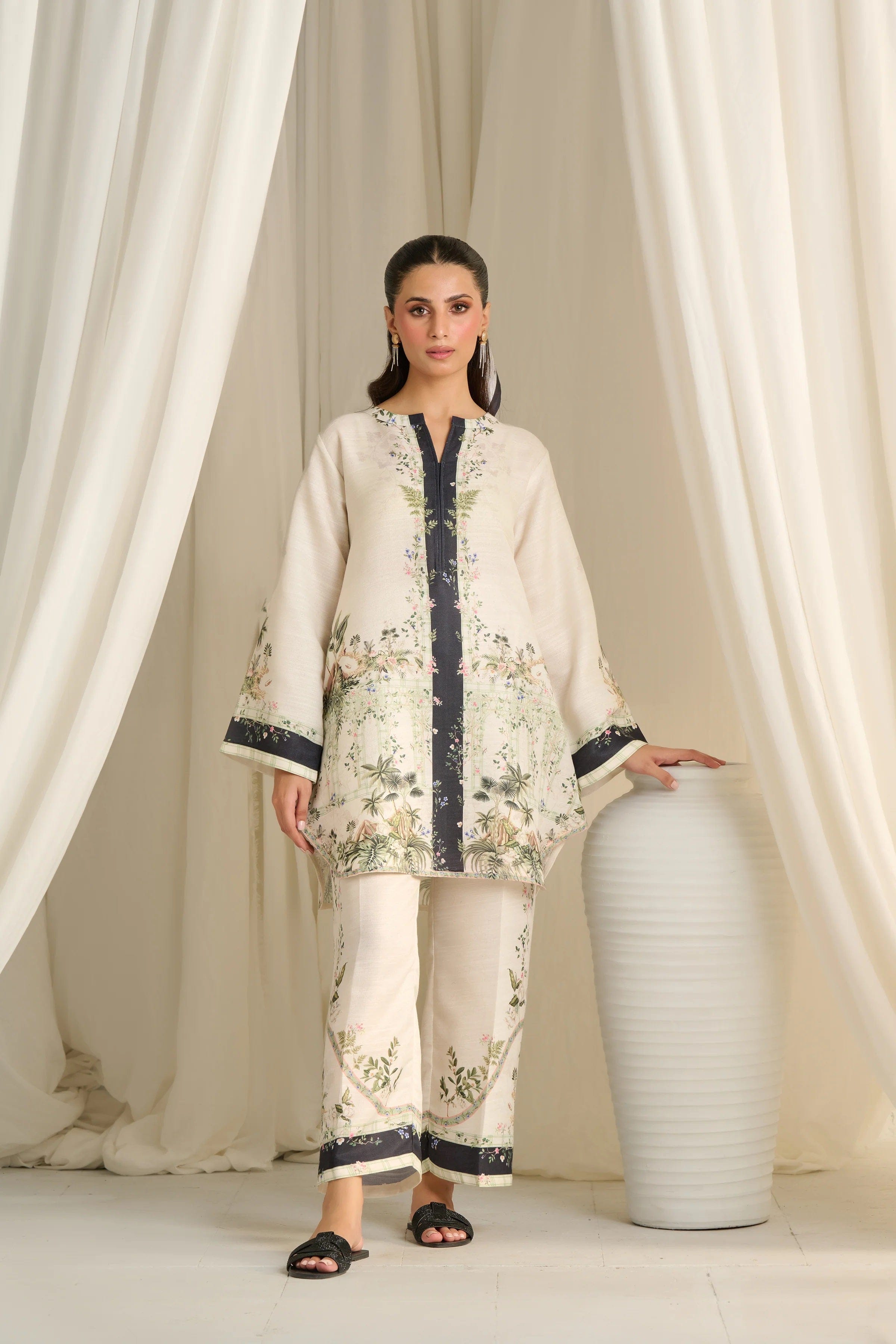 Ivory Noir Garden Set