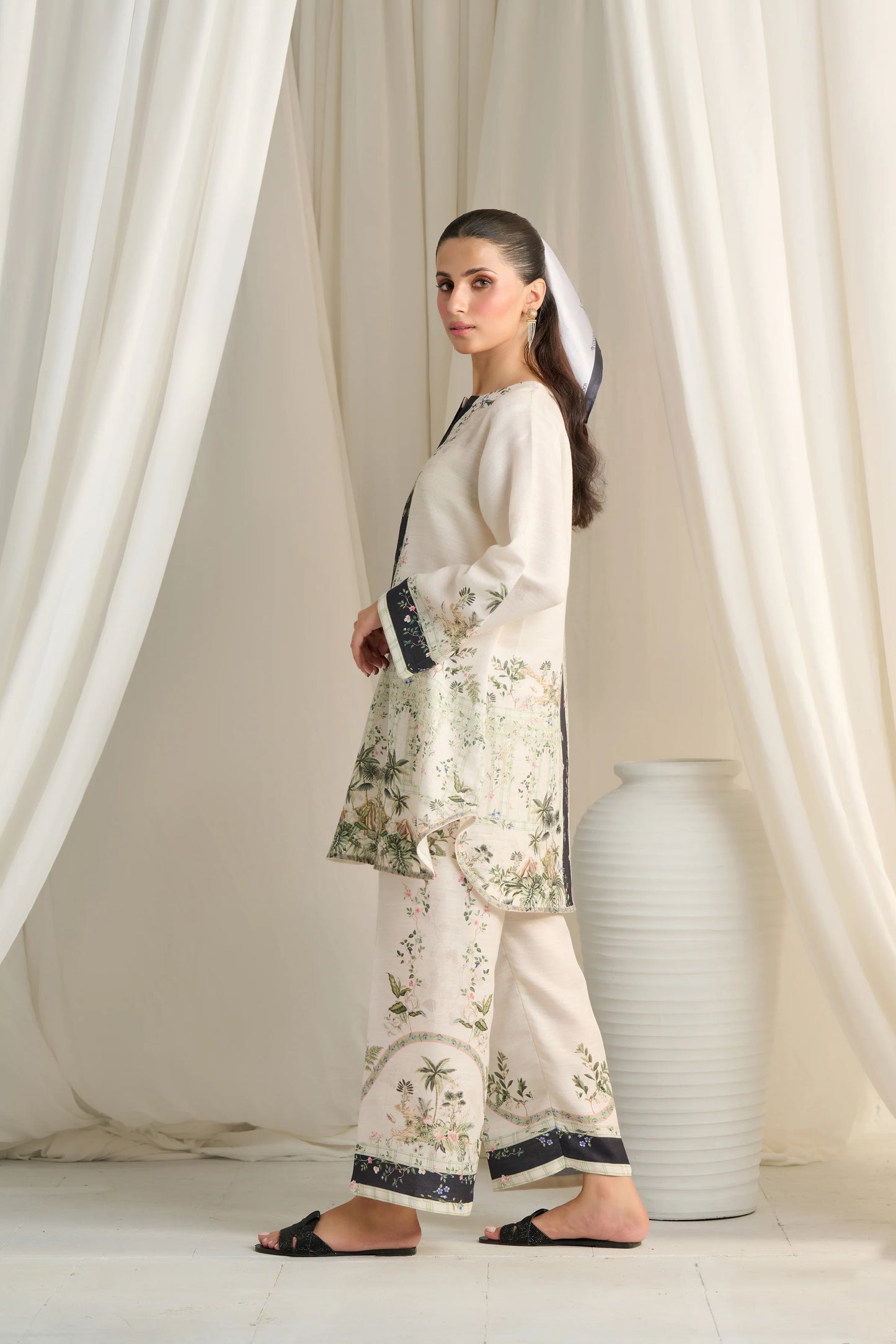 Ivory Noir Garden Set