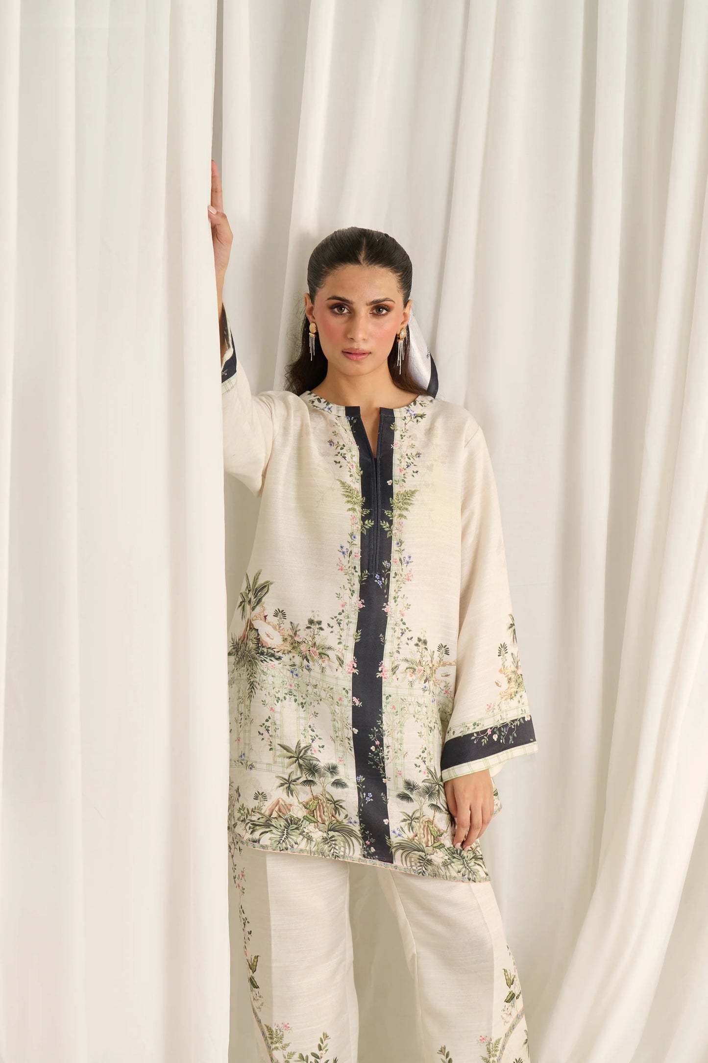 Ivory Noir Garden Set